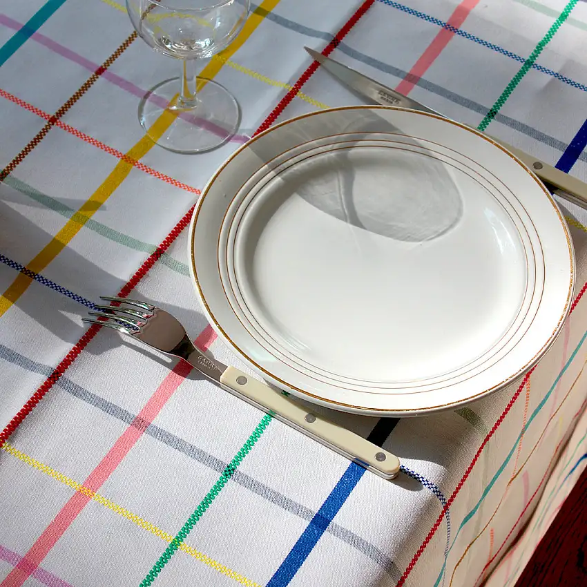 12 assiettes plates en faïence aux liserés dorés