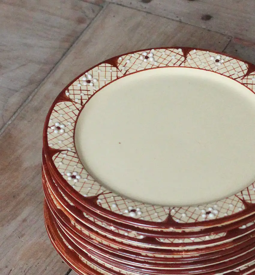 12 assiettes à dessert crème en faïence vintage