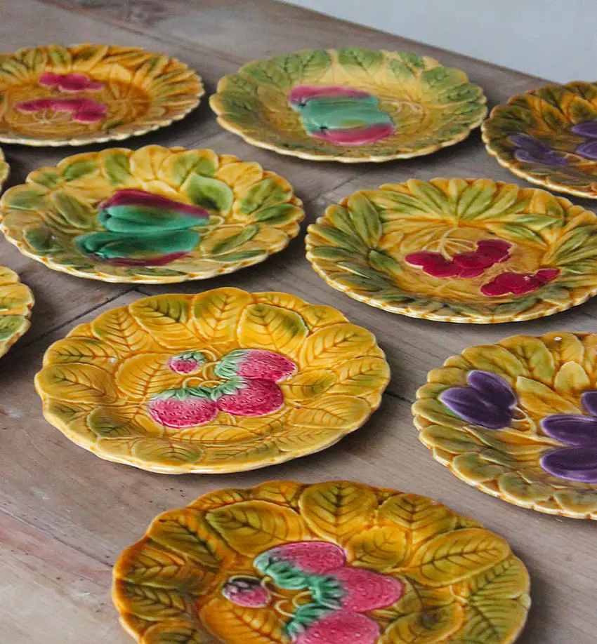 12 assiettes en barbotine au décor de fruits vintage