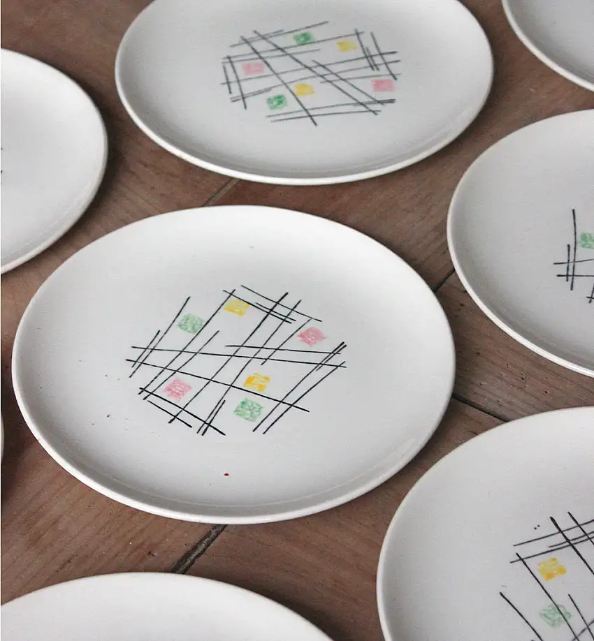 10 assiettes à dessert au décor pictural vintage