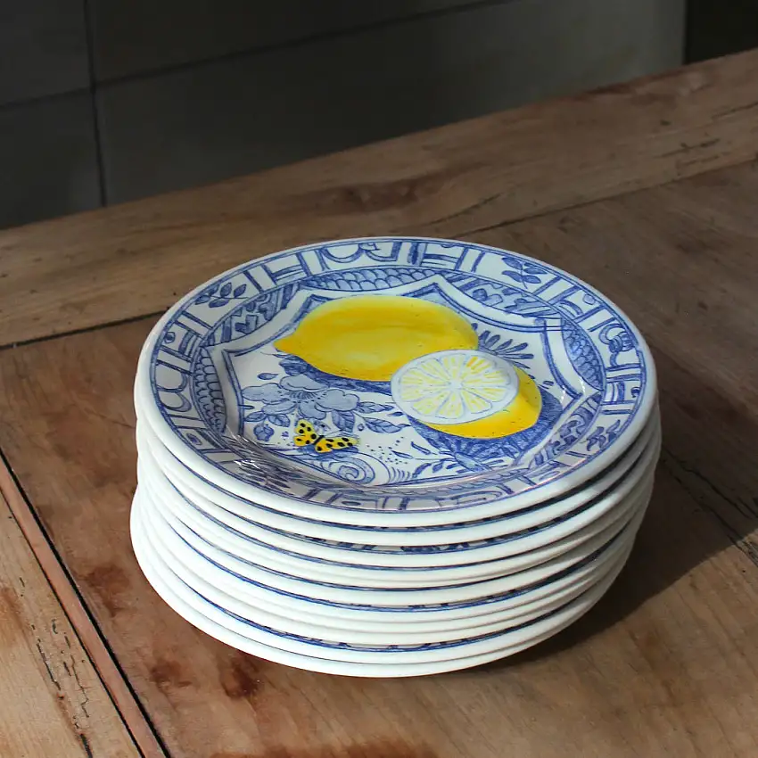 11 assiettes au décor de fruits en faïence vintage