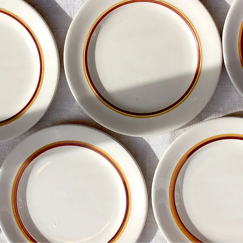 Assiettes ivoire au liseré brun et orange