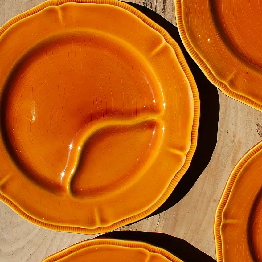 6 assiettes en céramique ocre