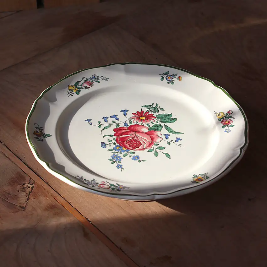 Duo d'assiettes sur pied aux bouquets de fleurs