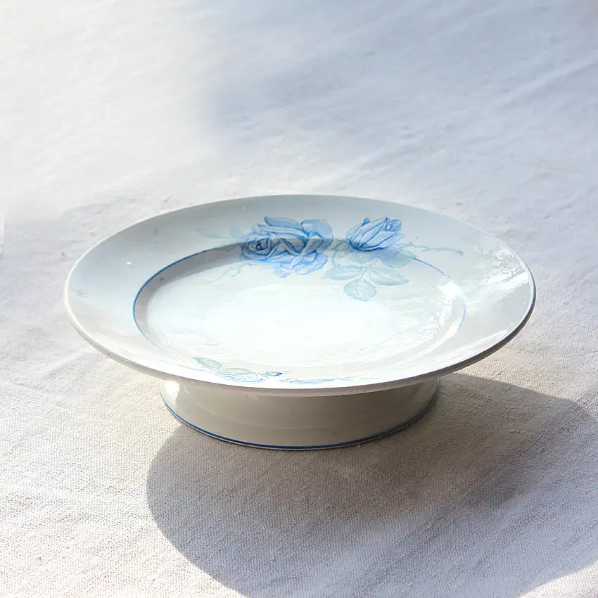 Assiette sur pied à la fleur bleue