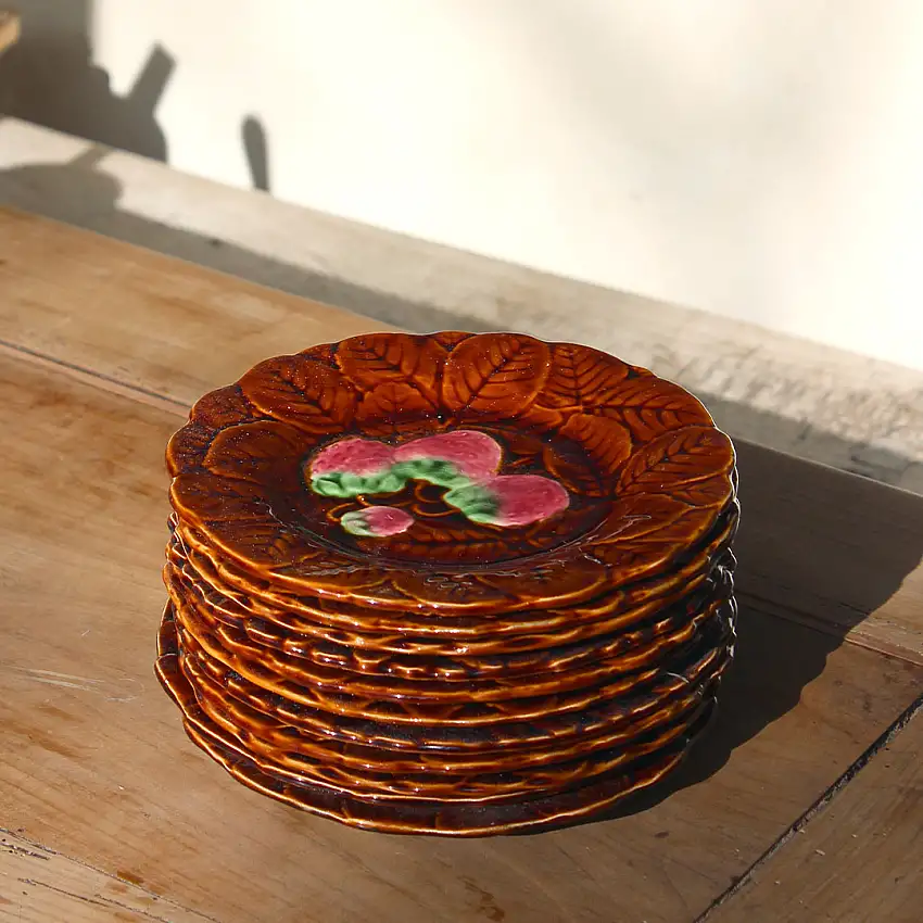 11 assiettes en barbotine au décor de fruits