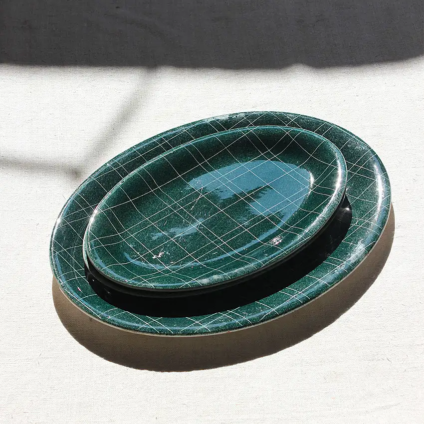 Plats ovales en faïence vert foncé