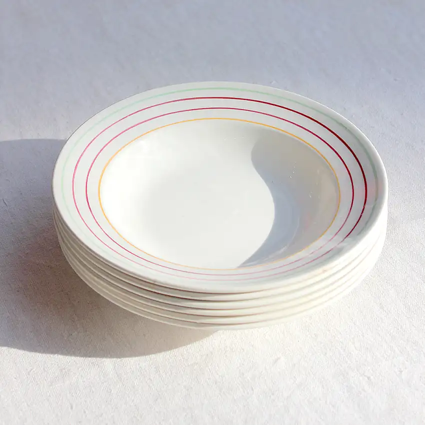 8 assiettes creuses aux rayures colorées