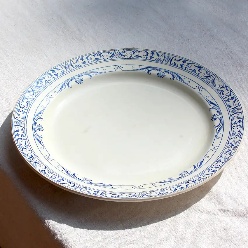 Grand plat ancien en terre de fer