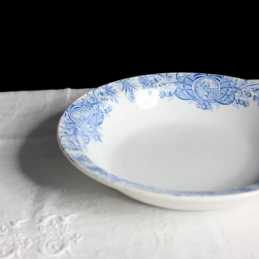 Plat creux ancien au décor bleu