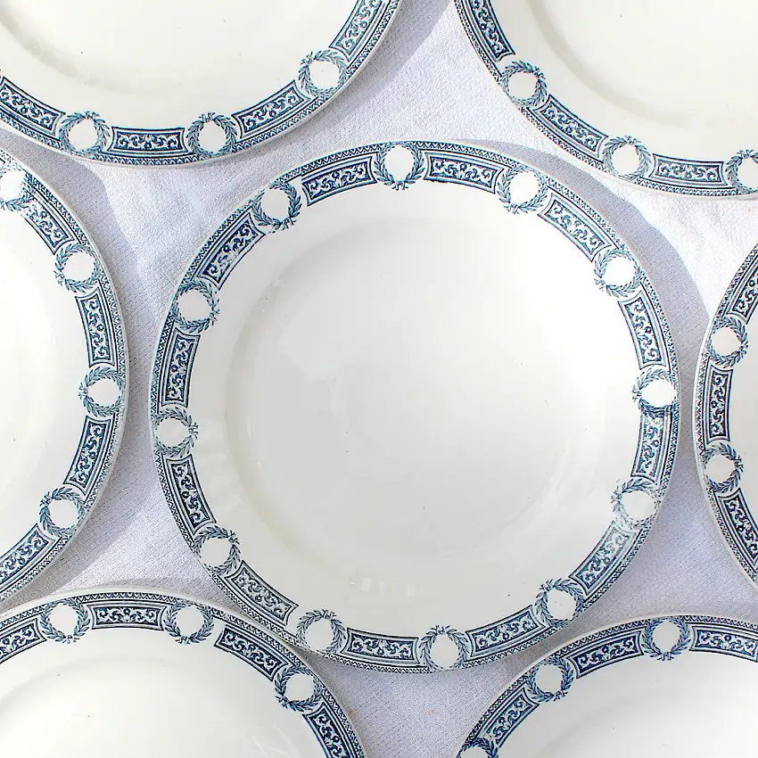 Assiettes plates en terre de fer décor encre