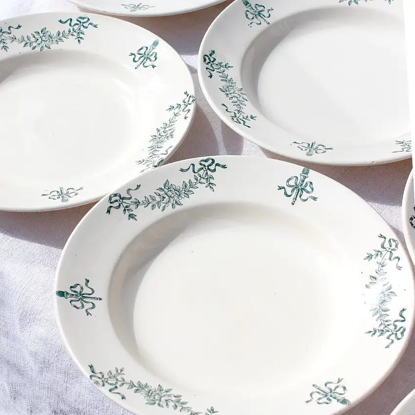 Assiettes anciennes en terre de fer