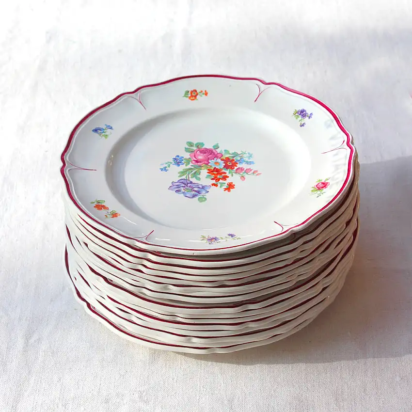 Grandes assiettes plates fleuries