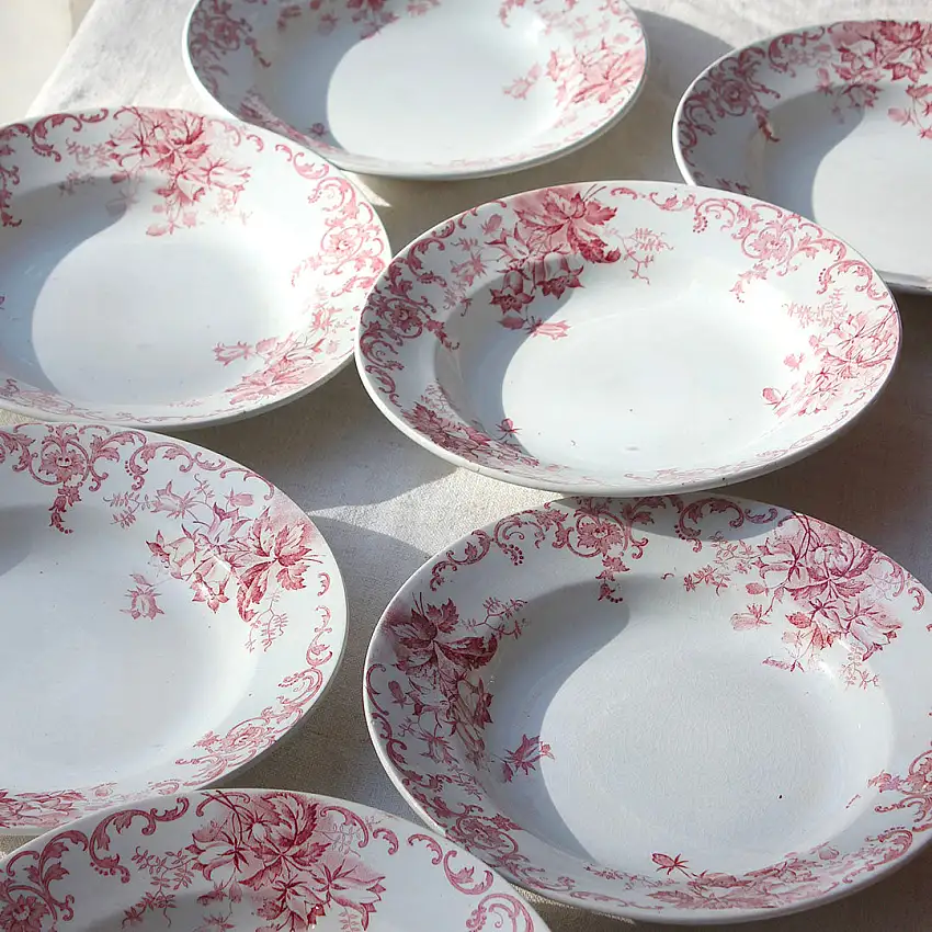 10 assiettes creuses en terre de fer rose