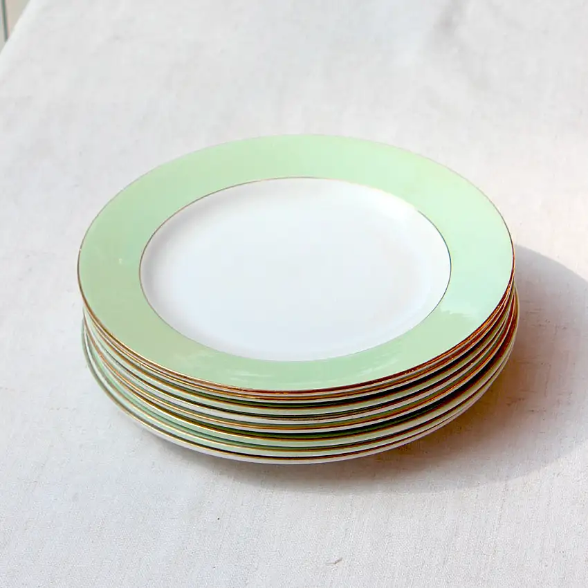 8 assiettes plates à la bordure vert d'eau et liseré doré