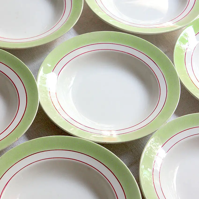 8 assiettes creuses bordure rouge et verte
