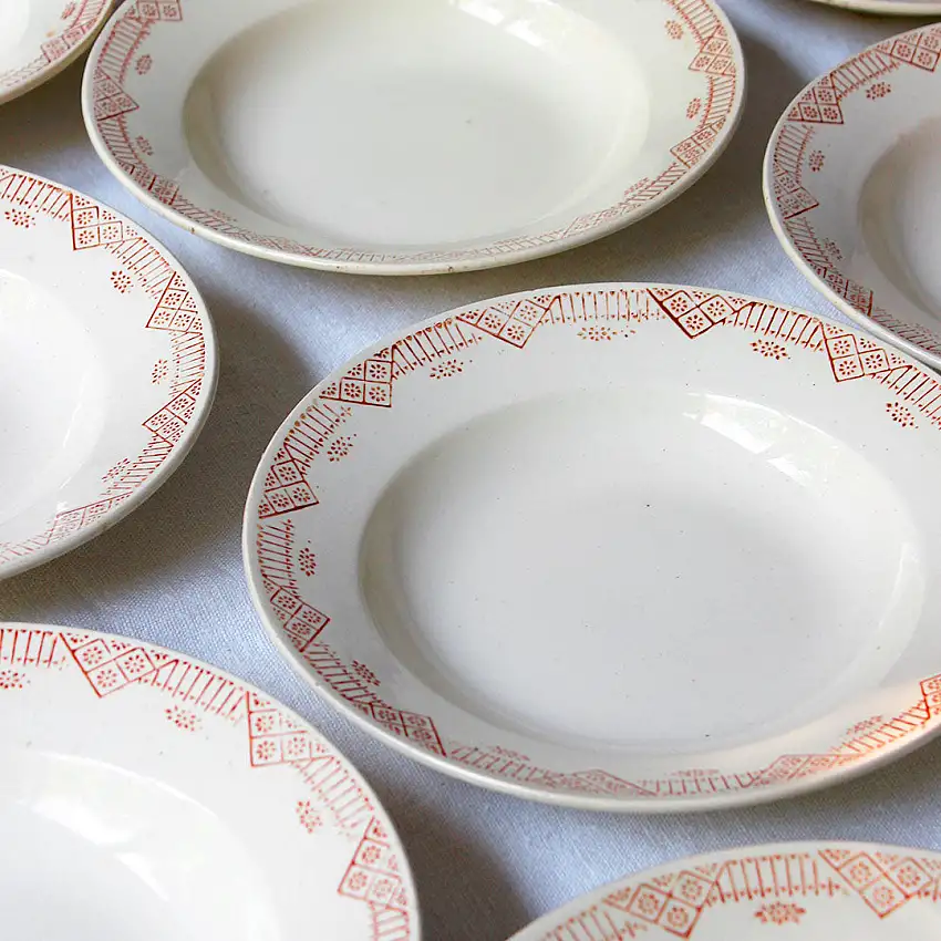 12 Assiettes creuses en terre de fer brunes