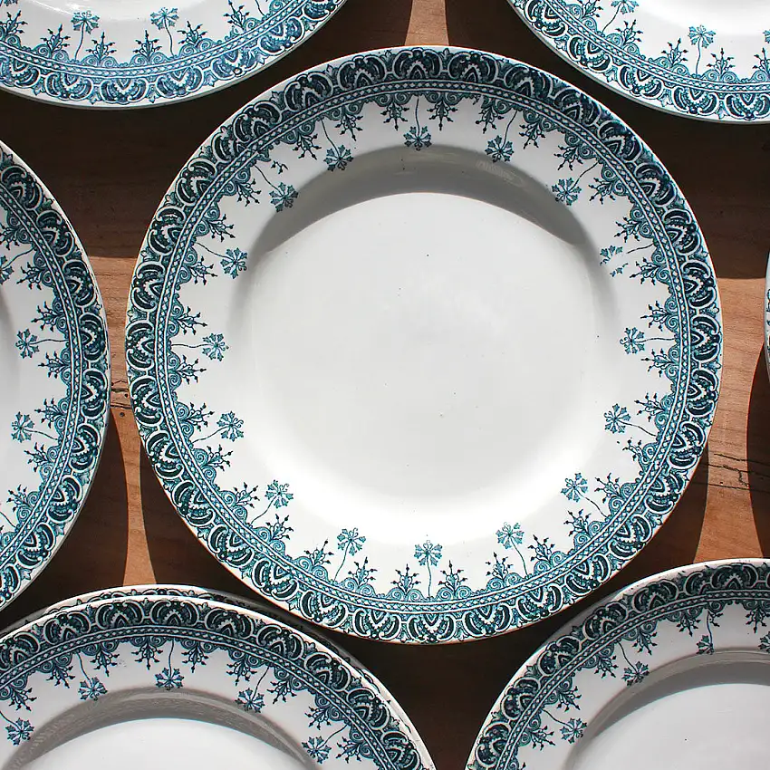 Assiettes plates en terre de fer au décor encre