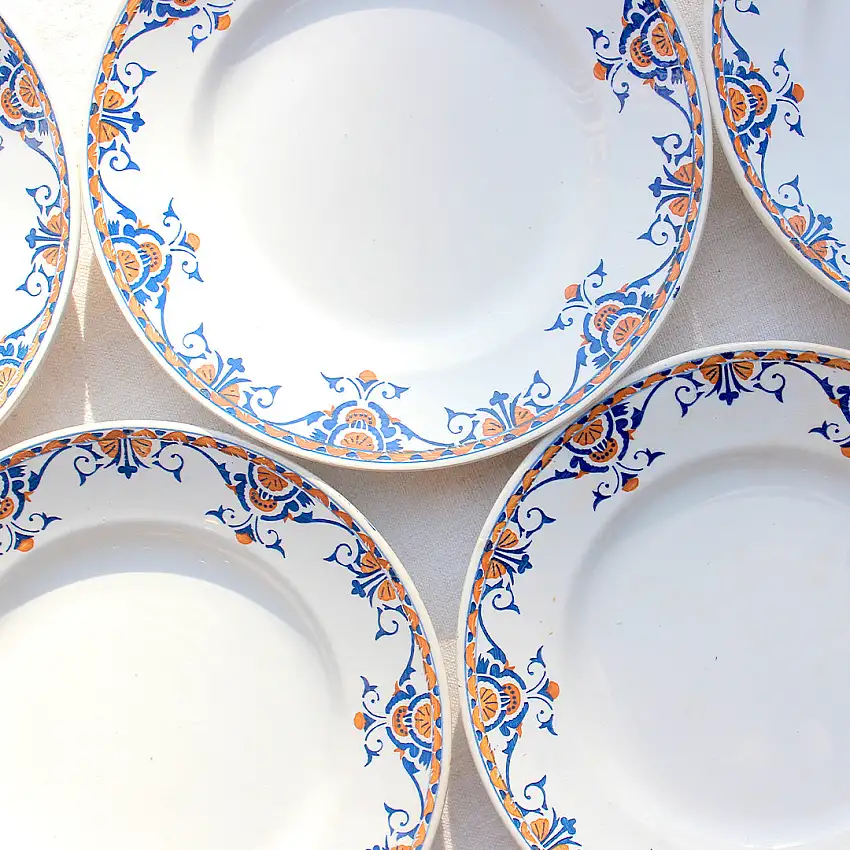 Assiettes aux motifs rocailles