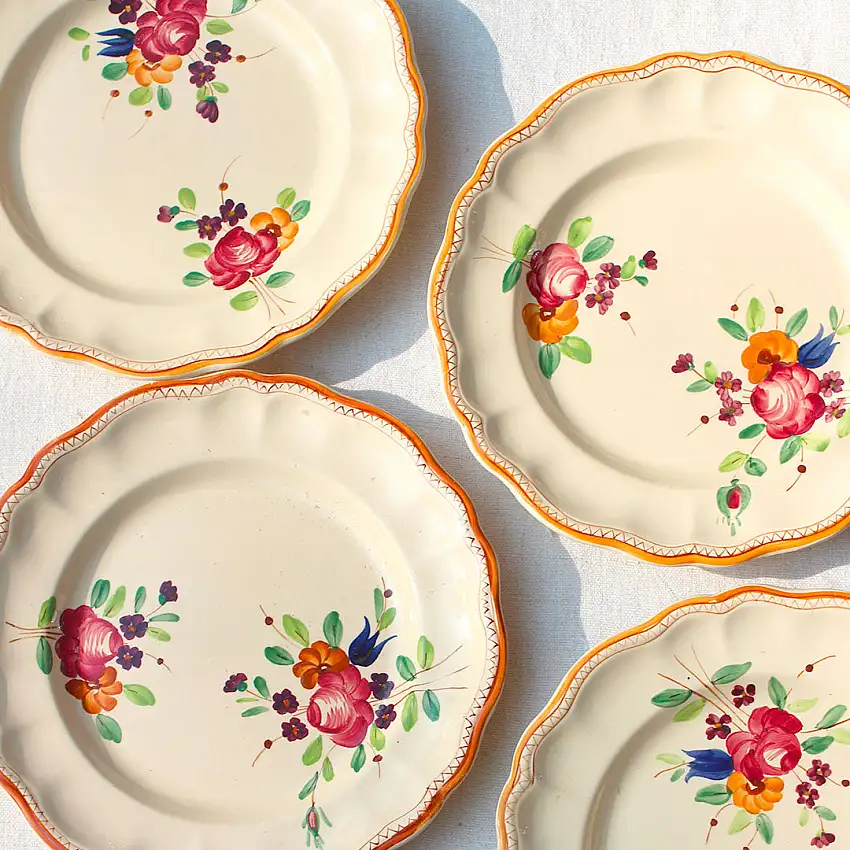 Assiettes crème aux fleurs peintes