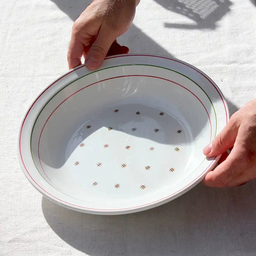 Plat de service creux au liseré rouge et vert