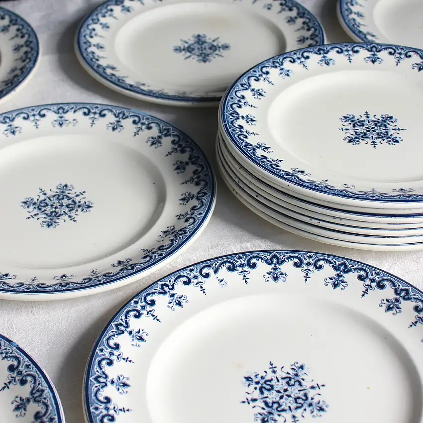 Assiettes plates style Rouen à la délicate frise bleue