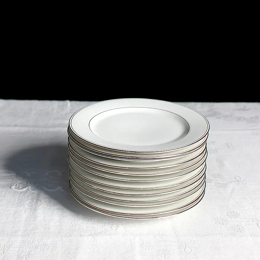 12 assiettes à dessert en porcelaine au liseré argenté