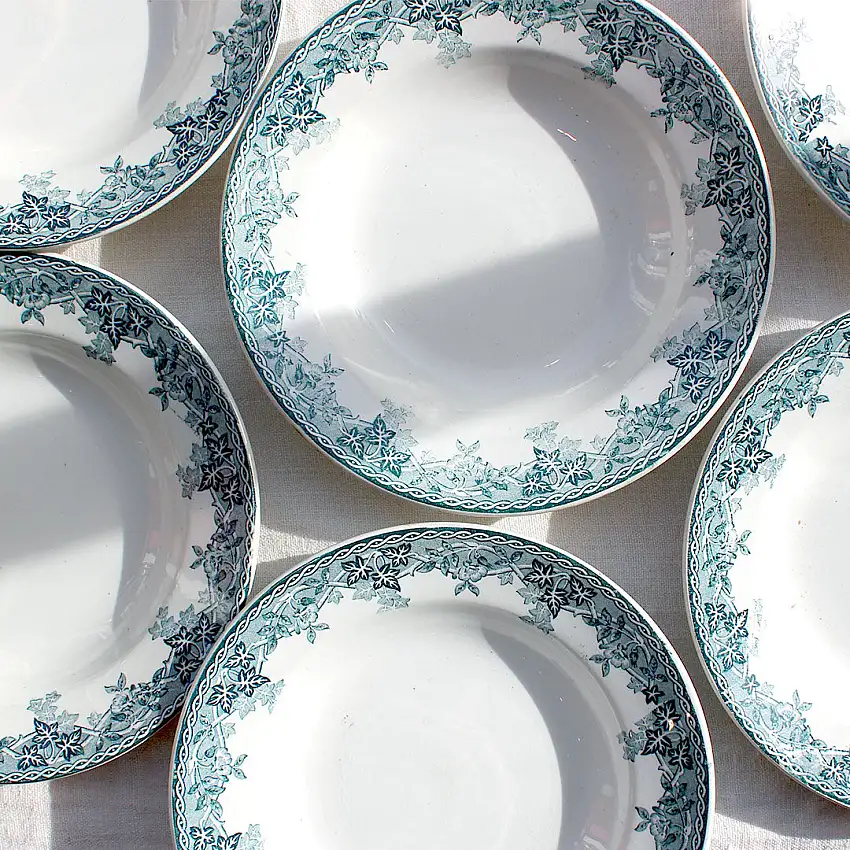 Assiettes creuses en terre de fer à la frise bleu encre